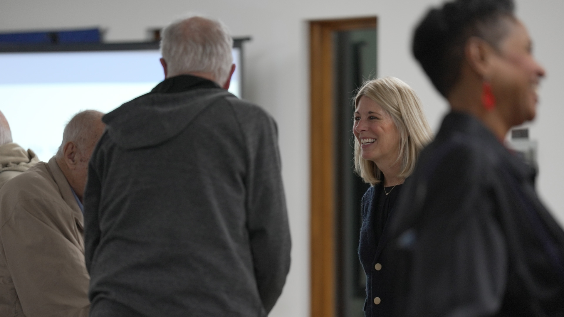 Lynn Hoover talks with two STRS Ohio members after a town hall meeting.