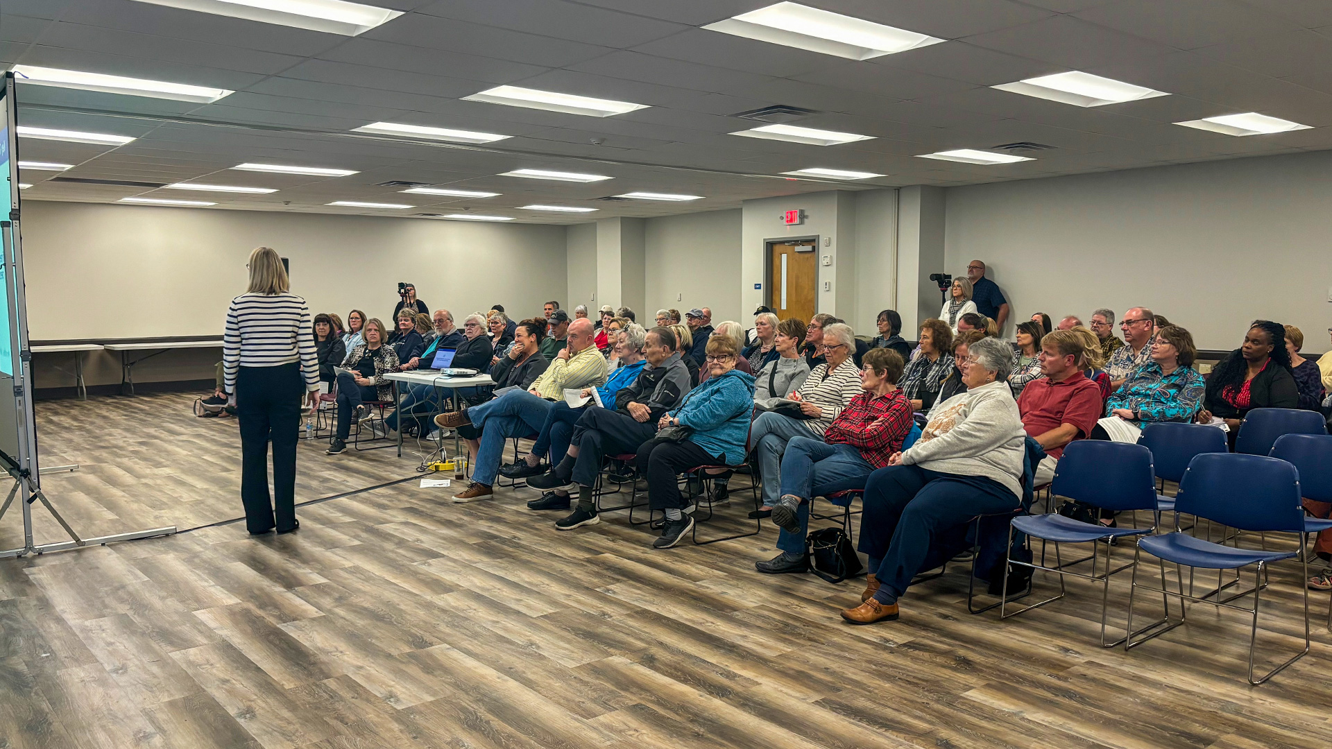 Lynn Hoover presents to an audience of STRS Ohio members at a town hall meeting.